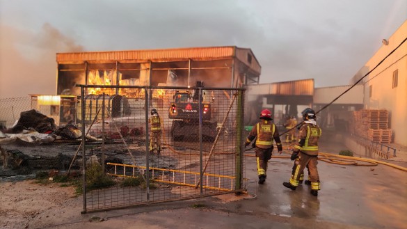 Aparatoso incendio declarado en una nave hortofrutícula en Roldán (Torre Pacheco)