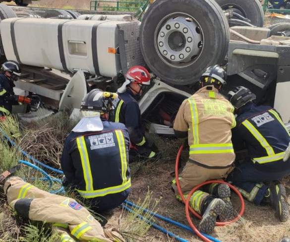 Fallece un hombre de 30 años tras volcar su camión en Lorca